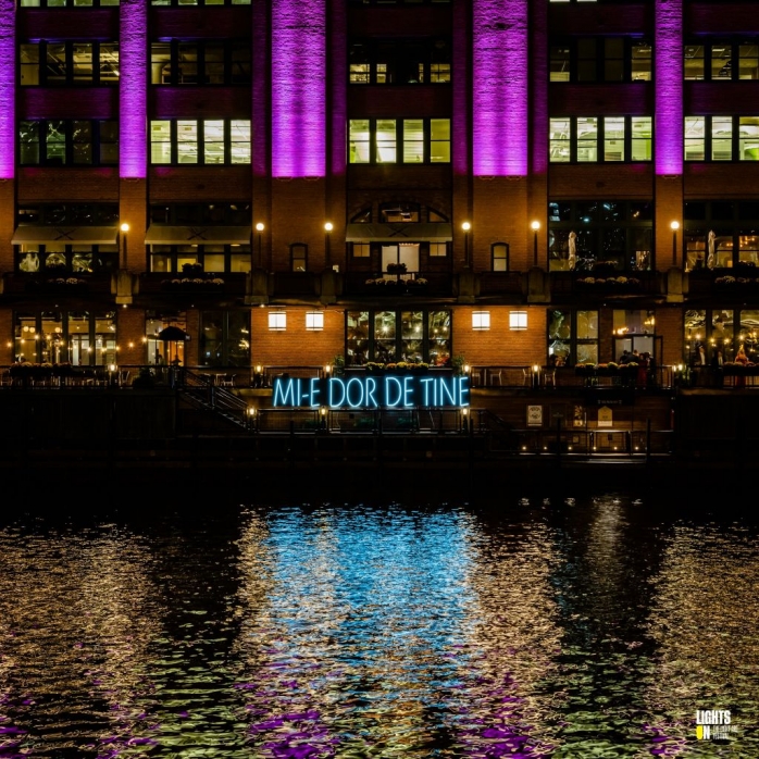 „Mi-e dor de tine”. Instalația luminoasă a ajuns în mijlocul celei mai mari comunități de români din Chicago - FOTO